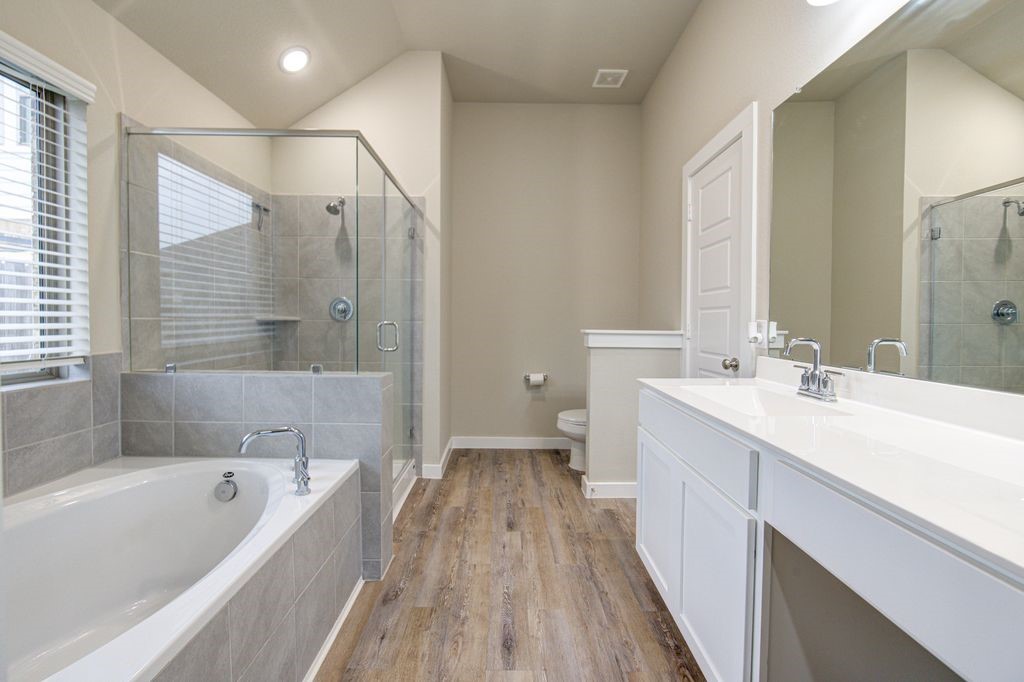 17692 Tree Of Heaven Conroe, TX 77385 - Photo 25 of 50 Primary bathroom