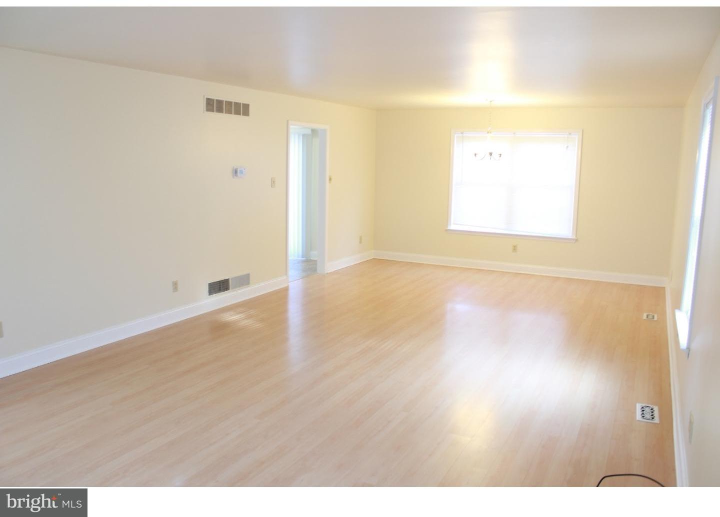 10 Withams Road Newark, DE 19711 - Photo 2 of 22 Living Room