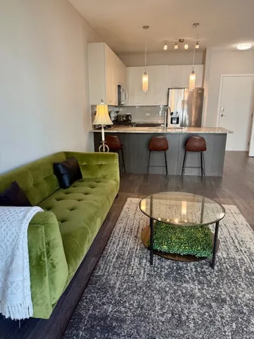 $3,600 | 18w070 Royce Boulevard, Unit 283, Villa Park, IL 60181