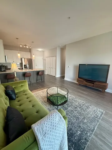 $3,600 | 18w070 Royce Boulevard, Unit 283, Villa Park, IL 60181