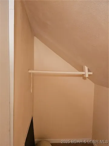 $299,500 | 22 Launch Landing, Edwards, MO 65326