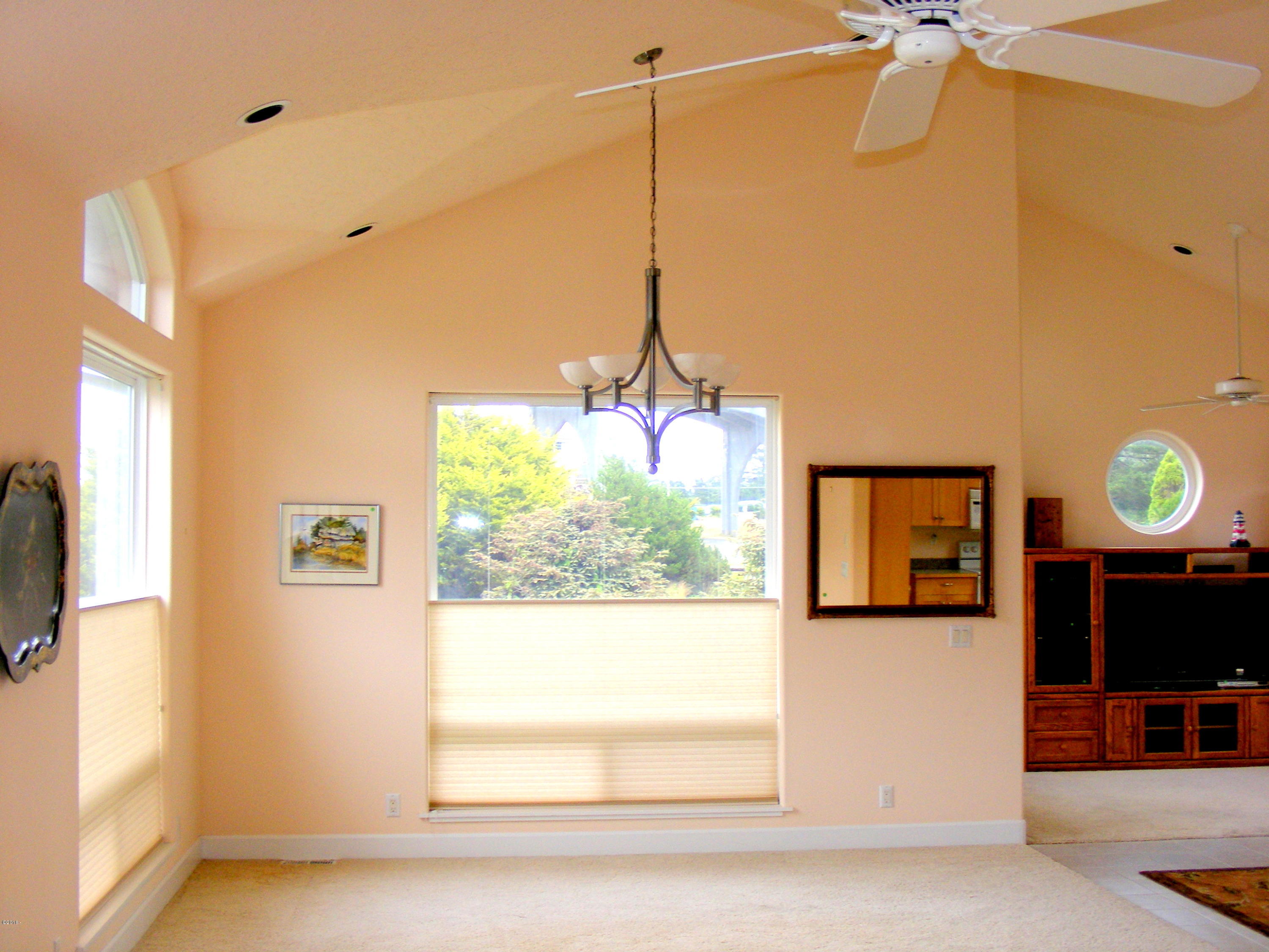 135 Southwest 26th Street Newport, OR 97366 - Photo 6 of 35 Liv Rm 2nd view