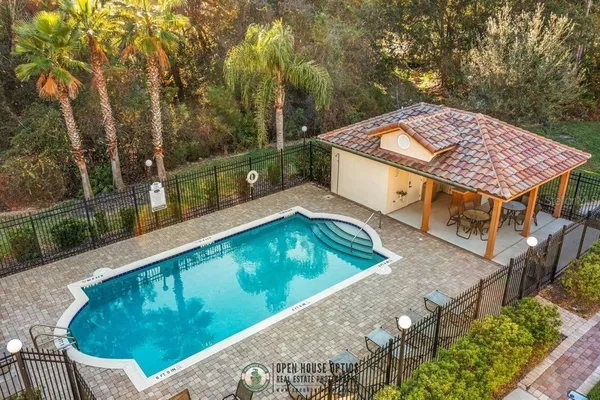 a view of a backyard