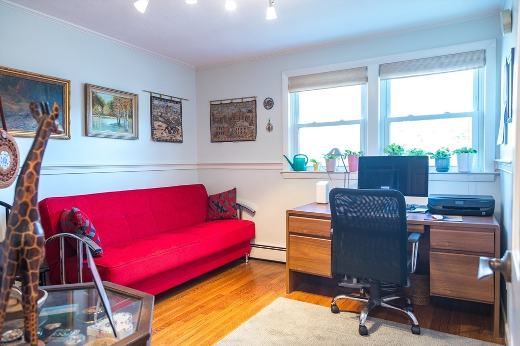 15 Higgins Road Marblehead, MA 01945 - Photo 13 of 26 a livingroom with workspace and a window