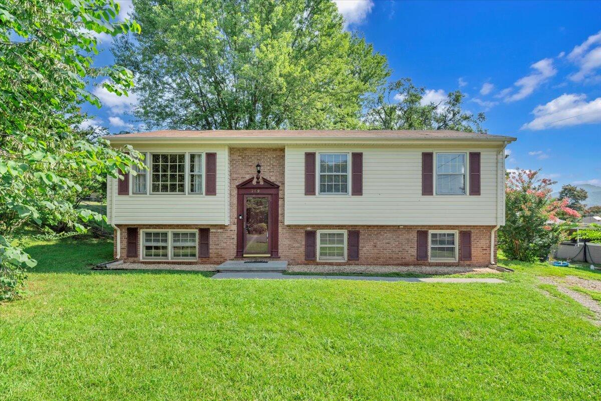 569 Holiday Road Vinton, VA 24179 - Photo 2 of 42 31-MIB00027