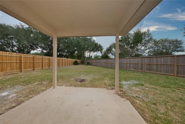 a view of a backyard