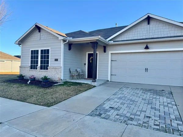 a view of a house with backyard and garden