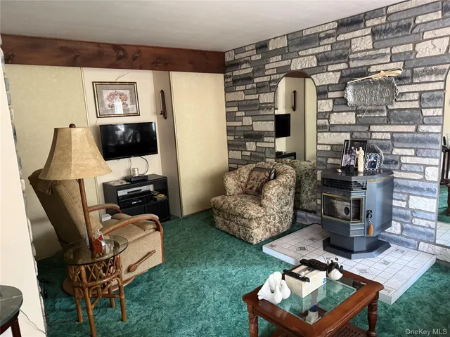 $575,000 | 1 Hillside Lane, Huntington, NY 11743