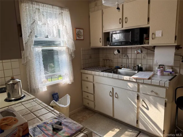 $575,000 | 1 Hillside Lane, Huntington, NY 11743