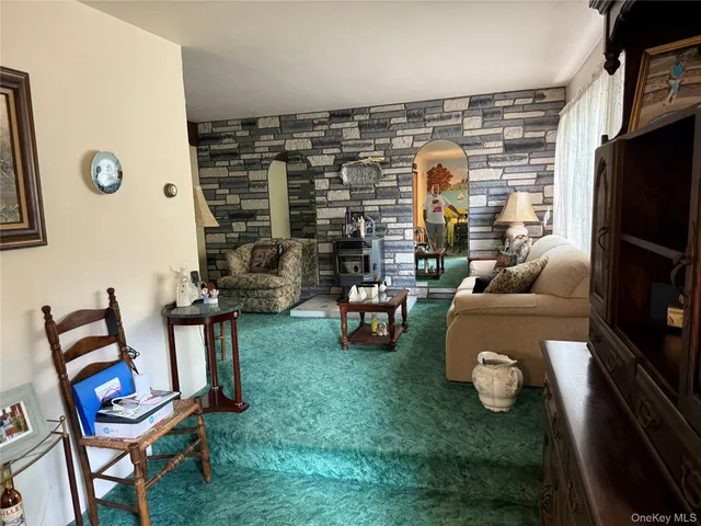 $575,000 | 1 Hillside Lane, Huntington, NY 11743