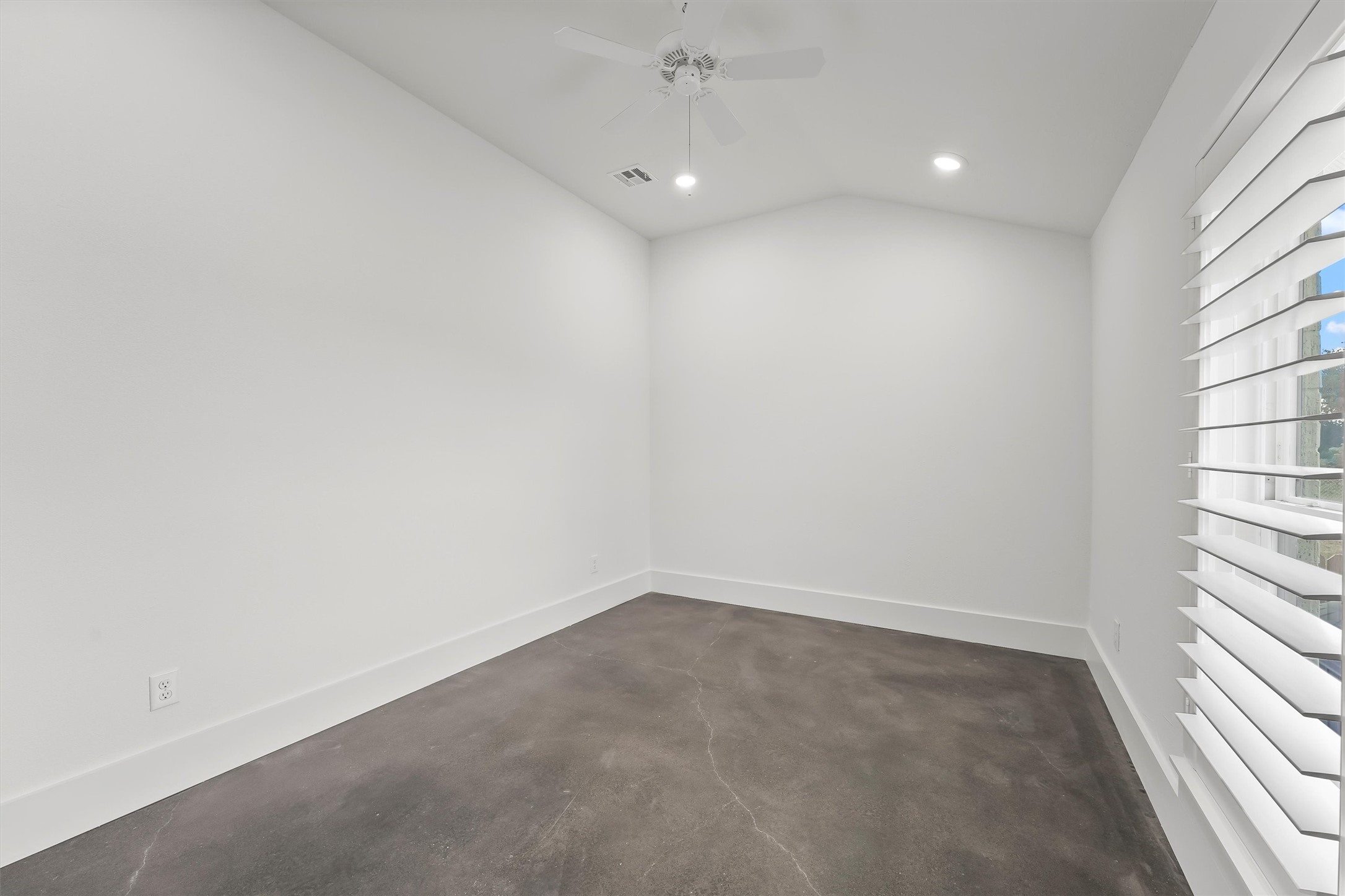 1589 County Road 252 Anderson, TX 77830 - Photo 22 of 50 an empty room with a window