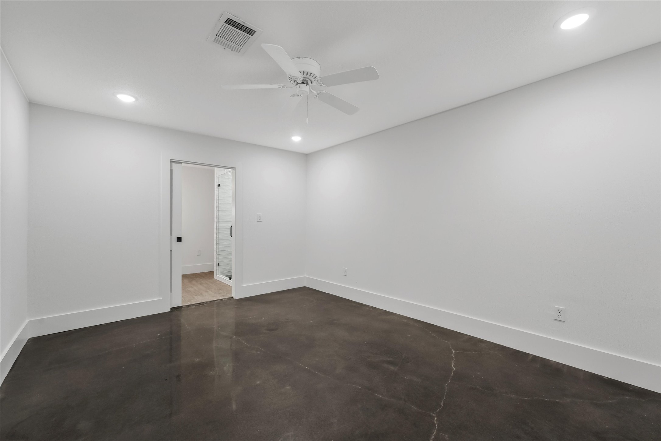 1589 County Road 252 Anderson, TX 77830 - Photo 28 of 50 an empty room with a ceiling fan and closet area