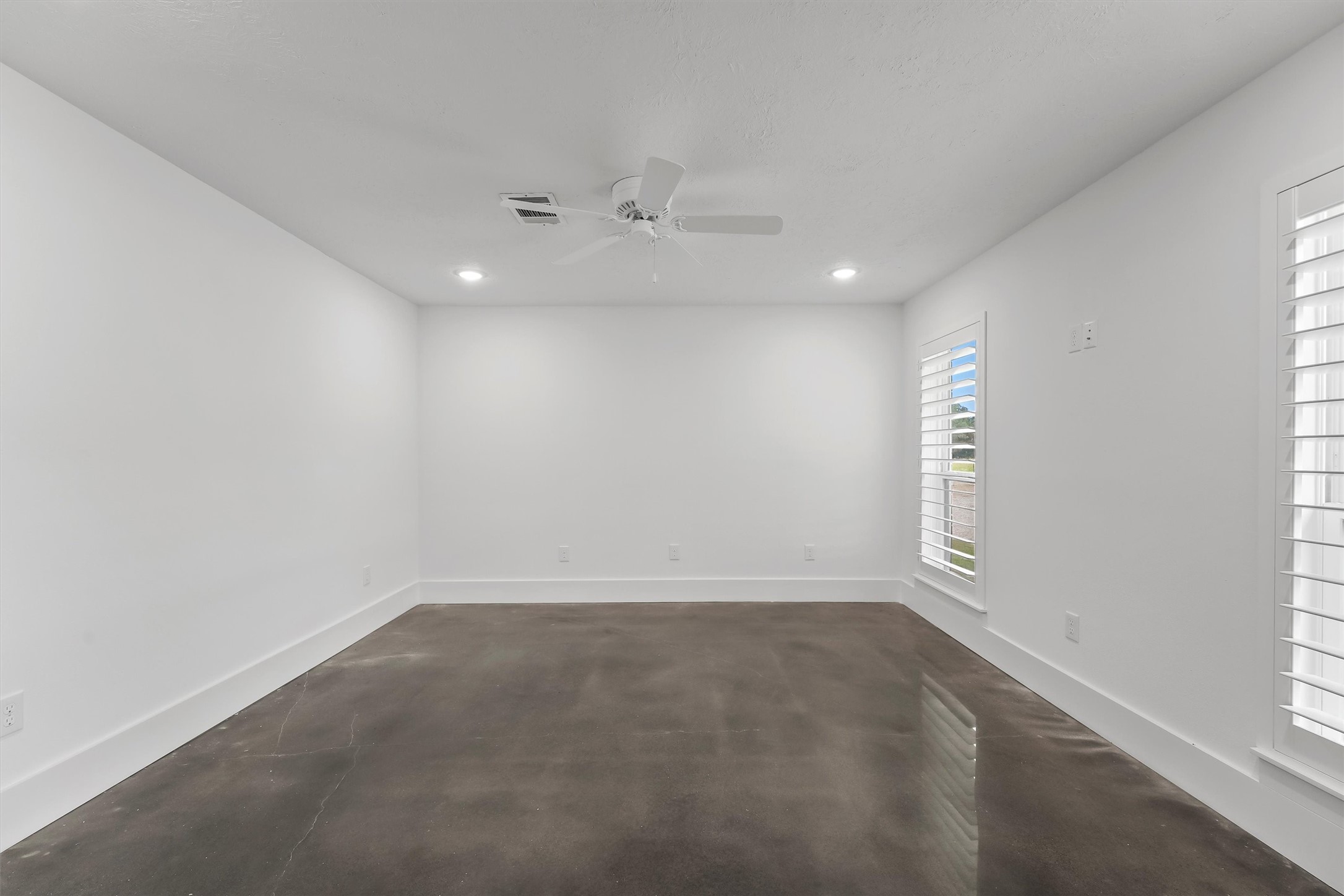 1589 County Road 252 Anderson, TX 77830 - Photo 35 of 50 an empty room with a window and ceiling fan