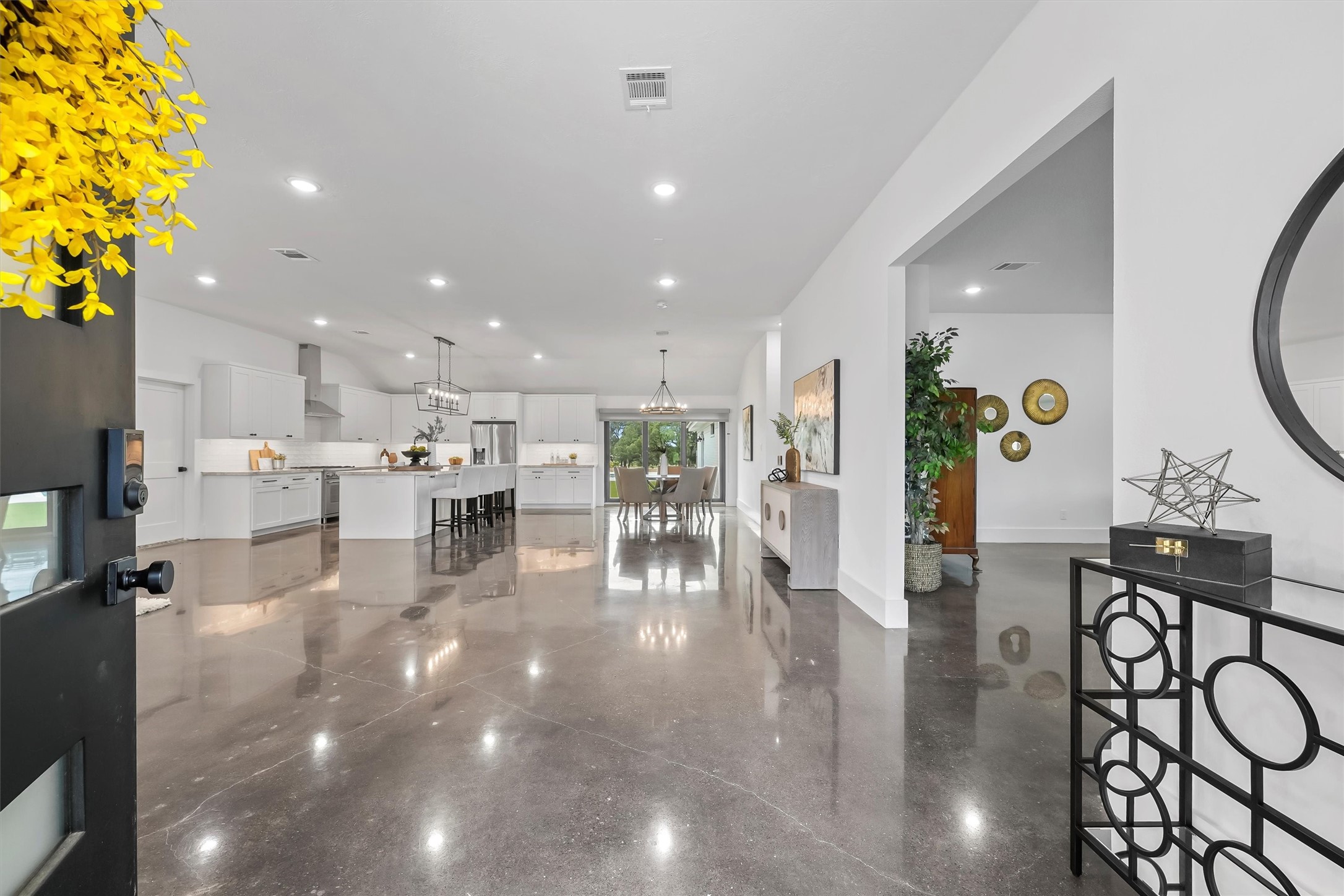1589 County Road 252 Anderson, TX 77830 - Photo 4 of 50 a lobby with furniture and a potted plant