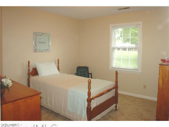 106 Applegate Road Kernersville, NC 27284 - Photo 9 of 16 2nd Bedroom. Bedroom has a nice sized closet.