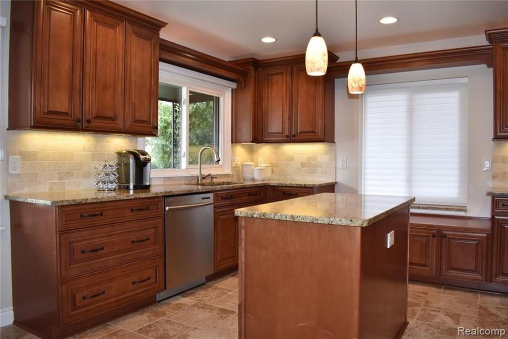 31035 Carriage Hill Road Farmington Hills, MI 48331 - Photo 6 of 32