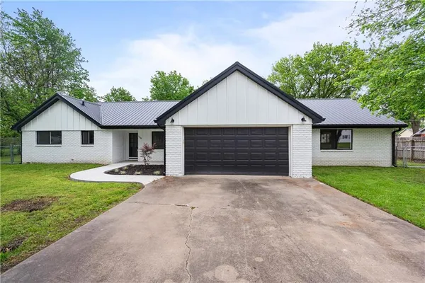 $270,000 | 1120 30th Drive, Parsons, KS 67357