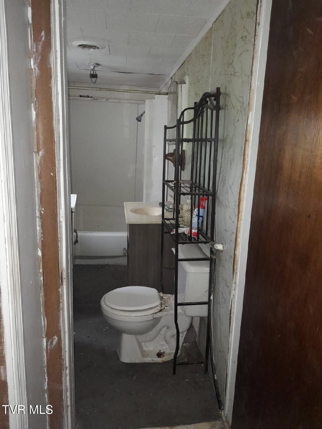 109 Chestnut Avenue Coeburn, VA 24230 - Photo 15 of 18 IMG_20250417_222410