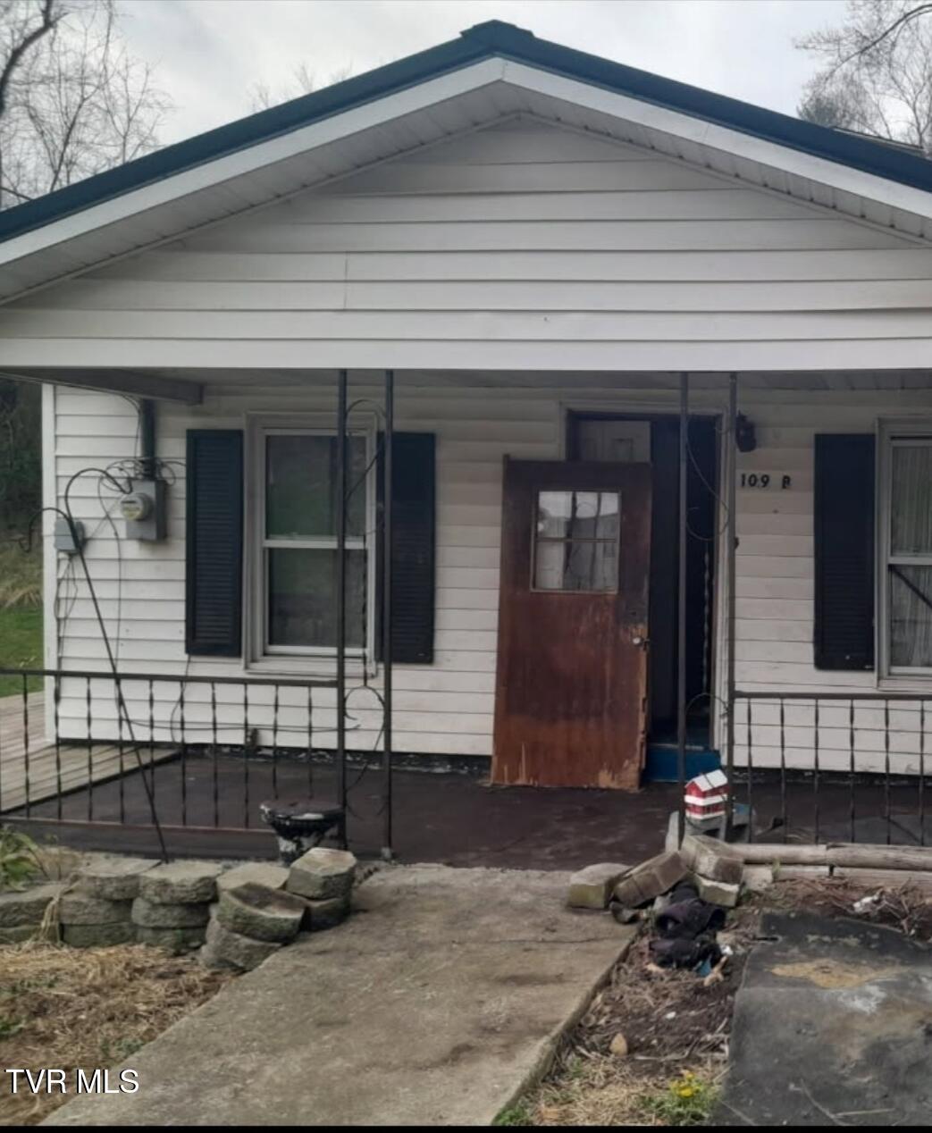 109 Chestnut Avenue Coeburn, VA 24230 - Photo 3 of 18 tempFileForShare_20250415-223605