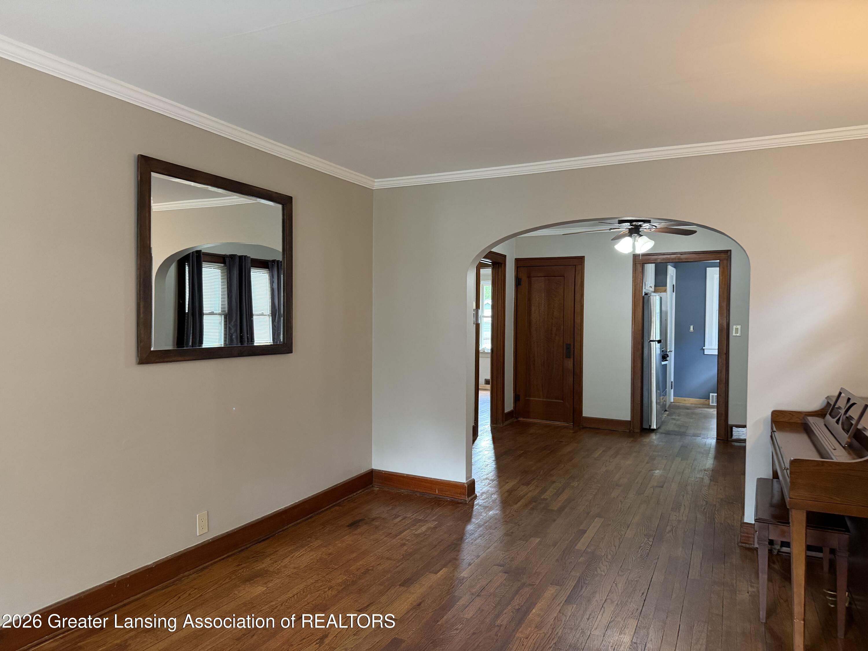 529 Shepard Street Lansing, MI 48912 - Photo 3 of 31 Living Room