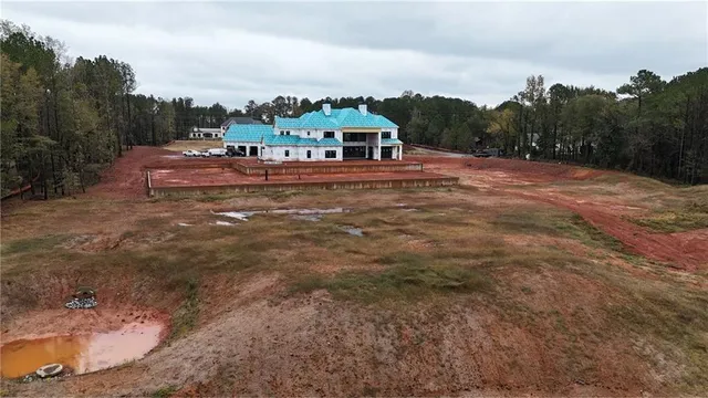 a view of a house with backyard