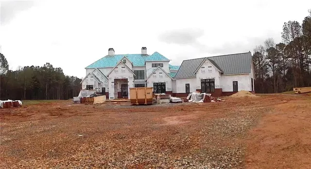a picture of a bench in a white house