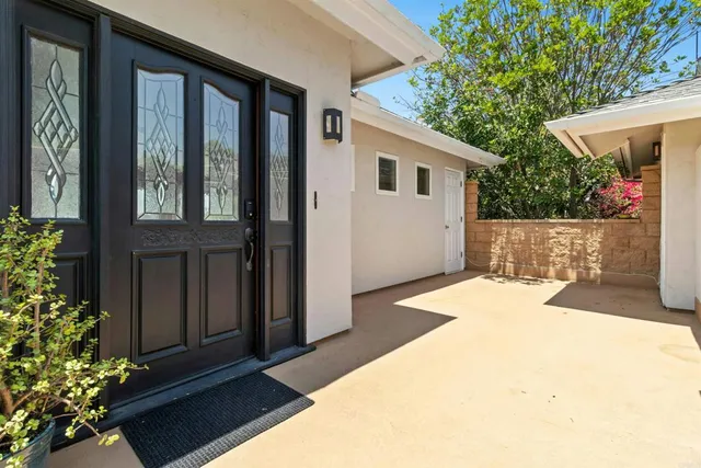a view of a house with backyard and garden