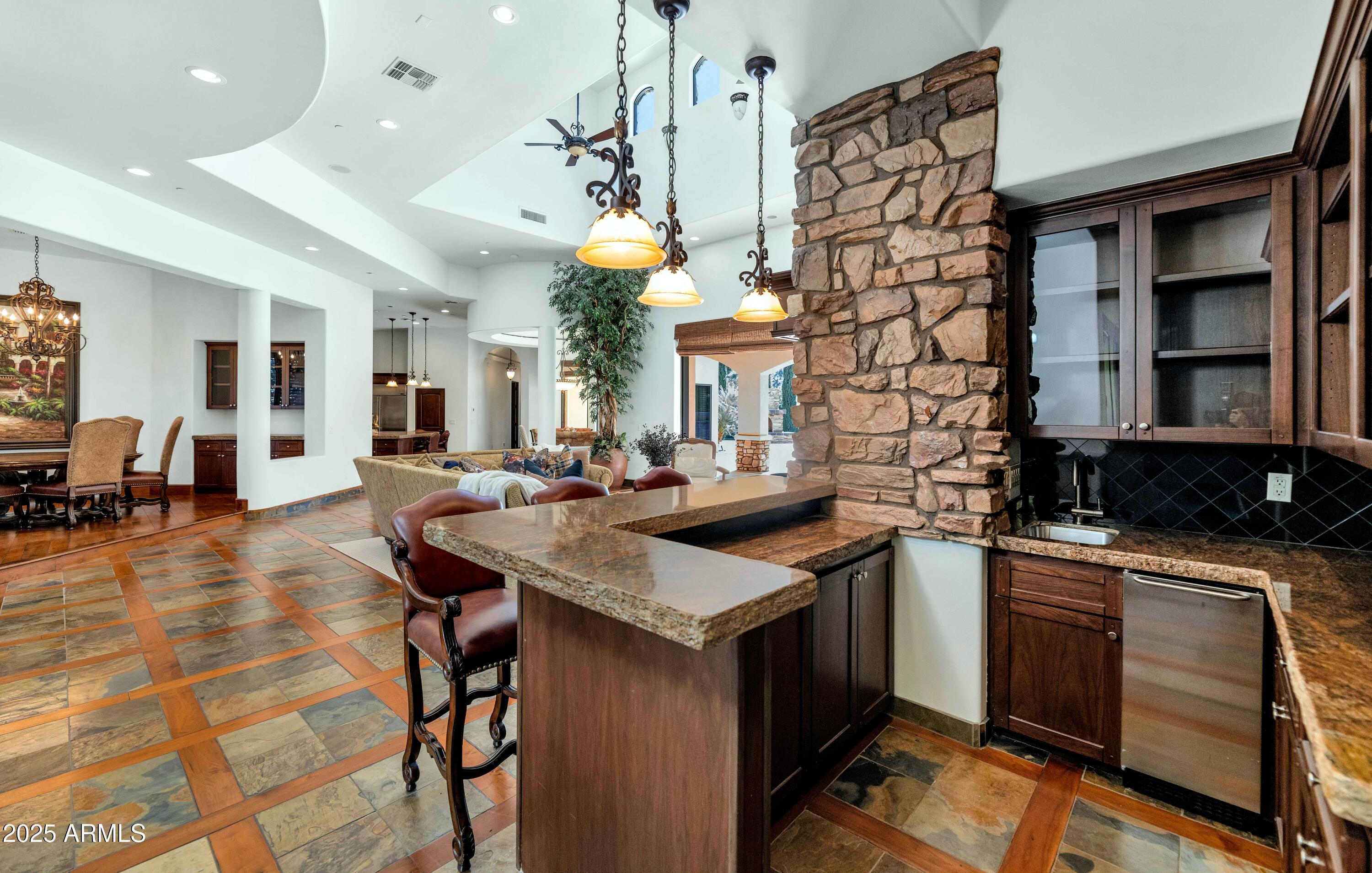 7233 East Royal Palm Road Scottsdale, AZ 85258 - Photo 11 of 54 Bar