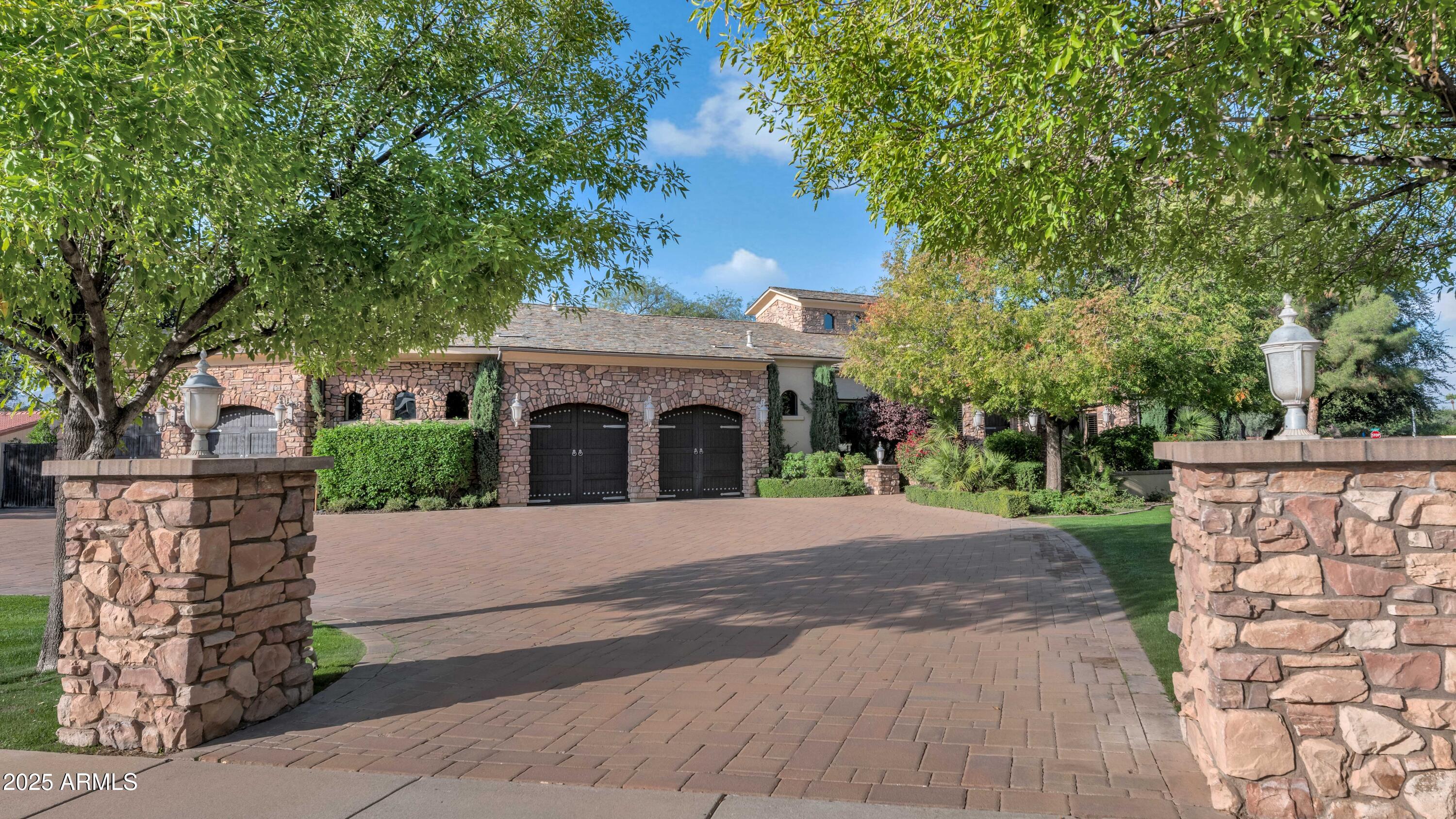 7233 East Royal Palm Road Scottsdale, AZ 85258 - Photo 2 of 54 Driveway