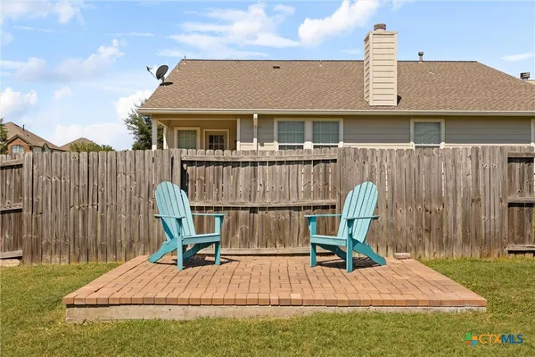 a view of a house with backyard and porch