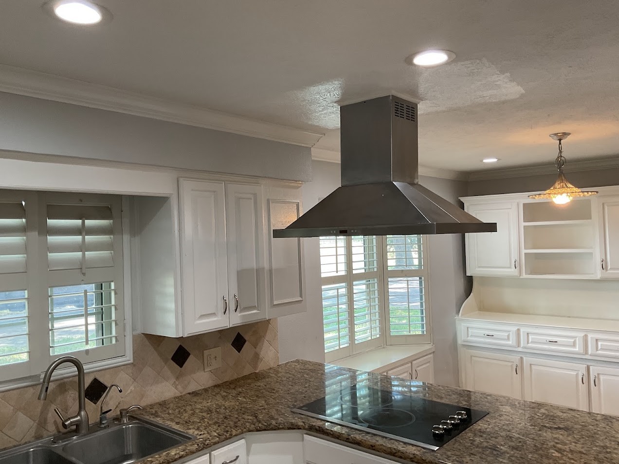2323 Stevenson Road, Unit CR391 Pearland, TX 77581 - Photo 18 of 46 a kitchen with a sink cabinets and window