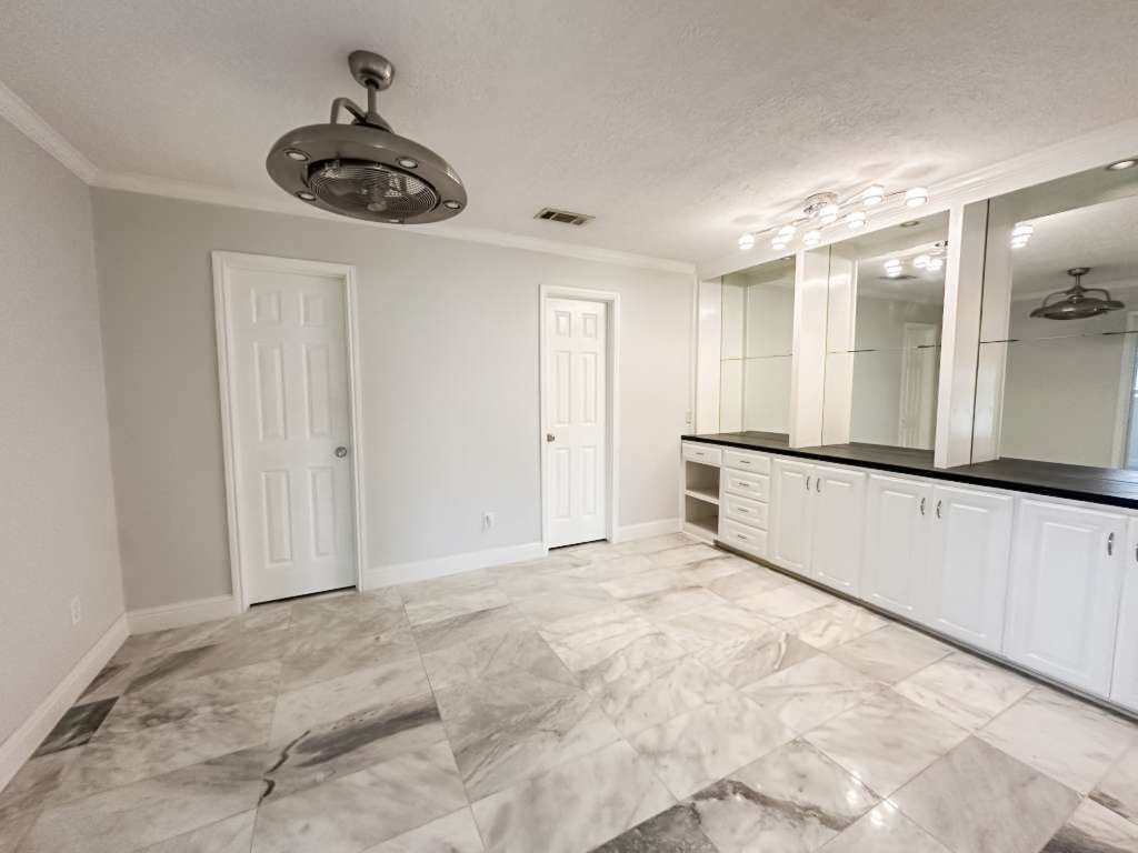 2323 Stevenson Road, Unit CR391 Pearland, TX 77581 - Photo 35 of 46 a view of a hallway with a chandelier