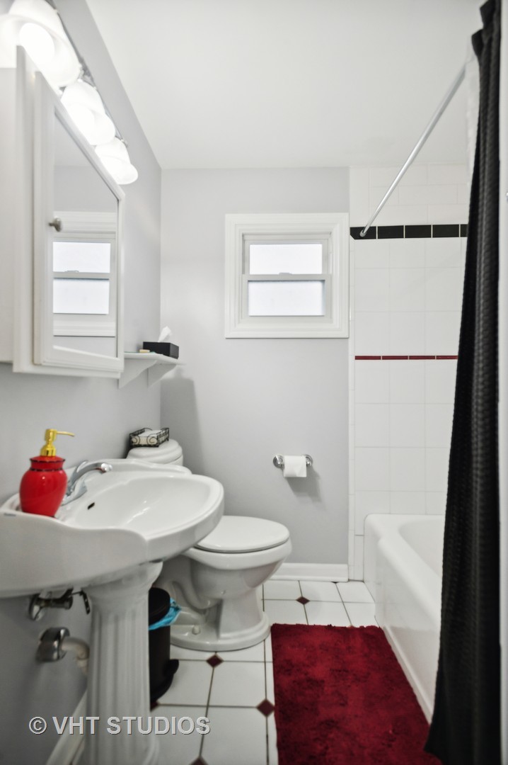 1300 West Talcott Road Park Ridge, IL 60068 - Photo 8 of 16 a bathroom with a sink toilet and shower