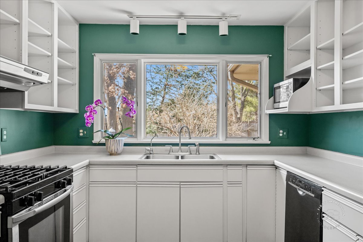 337 Republic Road Batavia, IL 60510 - Photo 6 of 22 a kitchen with a sink and cabinets