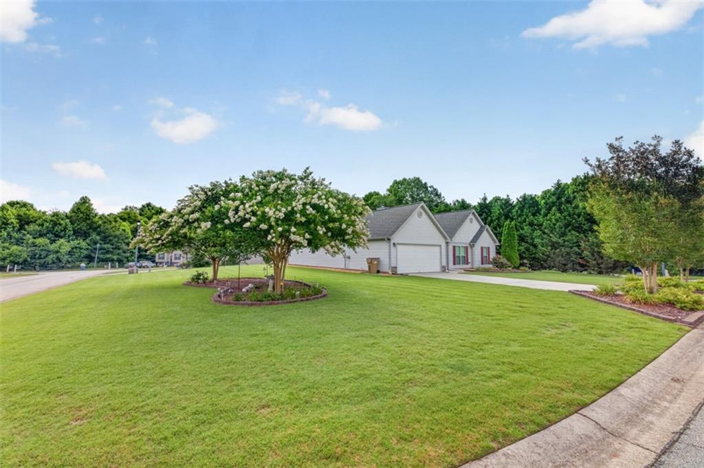1411 Silvergate Way Winder, GA 30680 - Photo 3 of 40