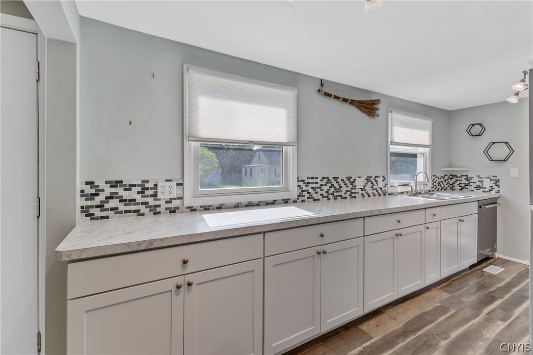 125 Circle Road Salina, NY 13212 - Photo 10 of 39 Lovely modern kitchen with plenty of cupboard space.