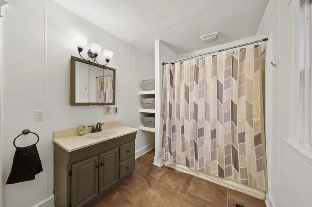 $149,900 | 920 Wildwood Avenue, Jackson, MI 49202