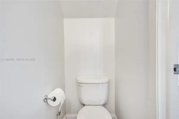 a view of entryway with a bathtub