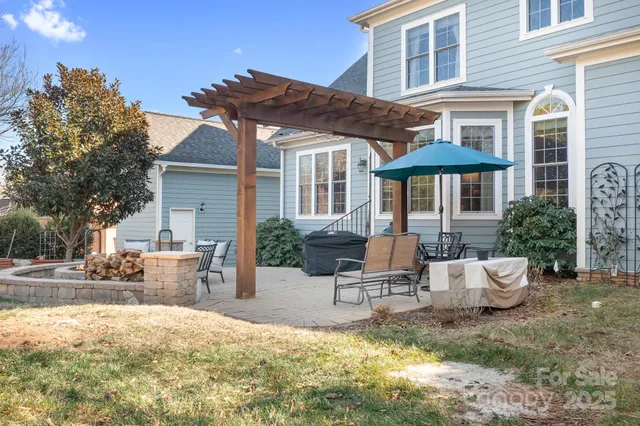 a view of a house with backyard and sitting area