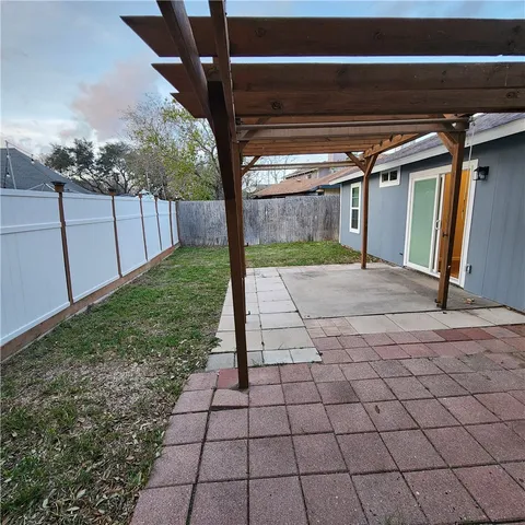 a view of a house with a backyard