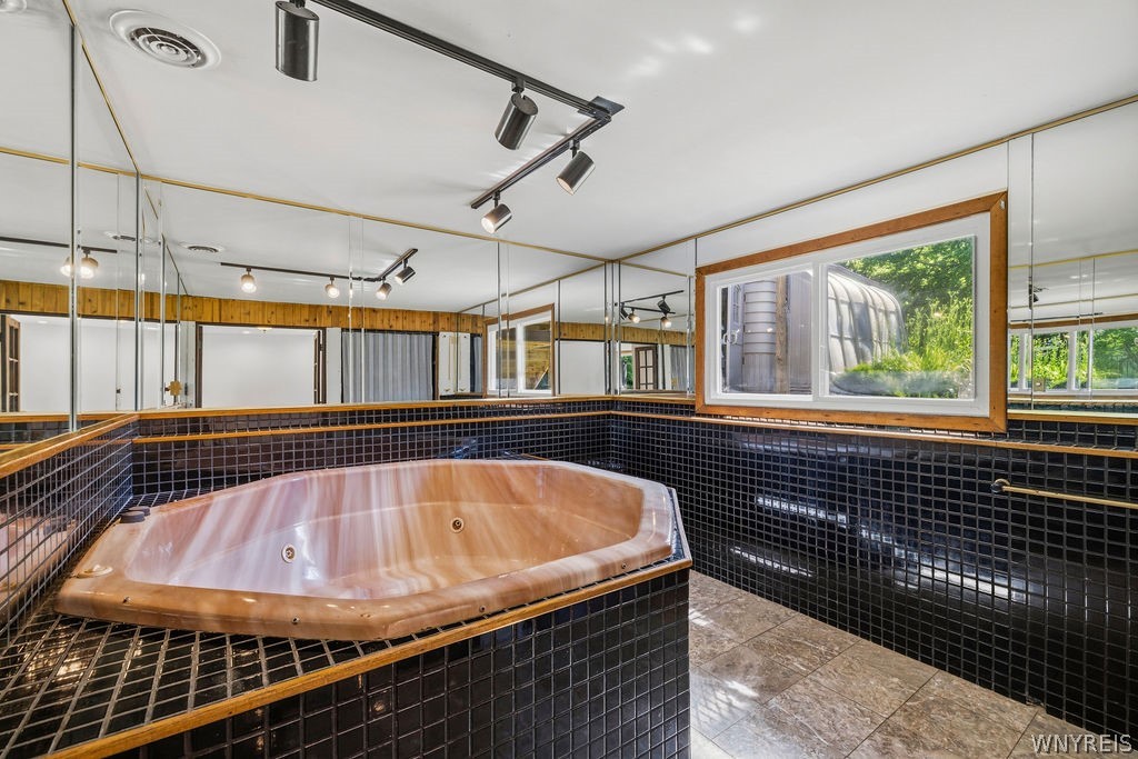 3089 Creek Road Porter, NY 14174 - Photo 24 of 33 Jacuzzi room