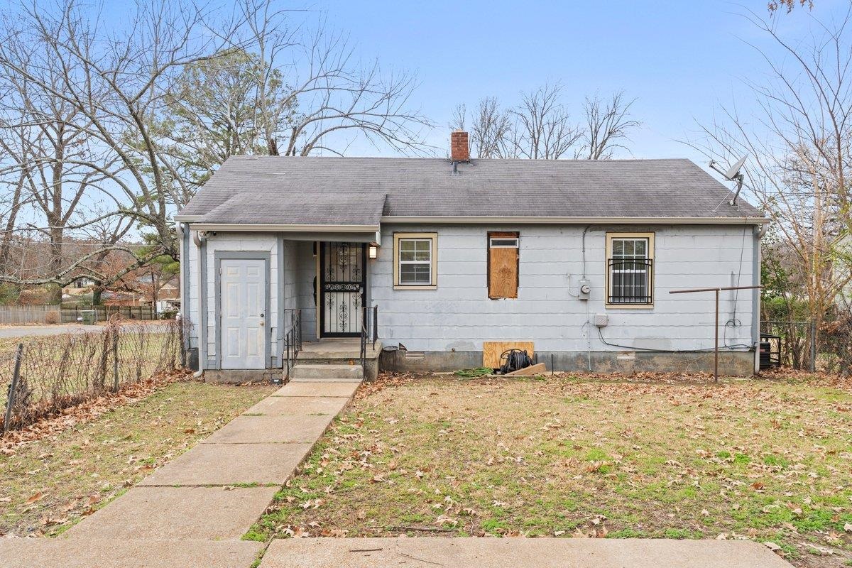 1012 Newell Road Memphis, TN 38111 - Photo 2 of 16 View of front of home with a front lawn