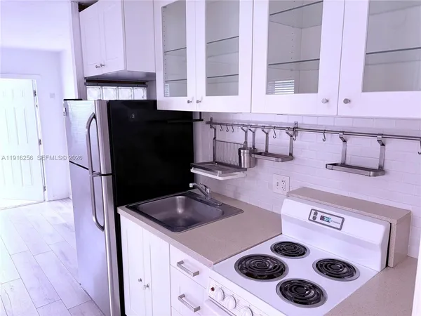 $1,999 | 919 Michigan Avenue, Unit 11, Miami Beach, FL 33139