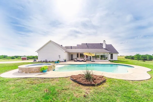 $899,000 | 15181 County Road 4058, Kemp, TX 75143