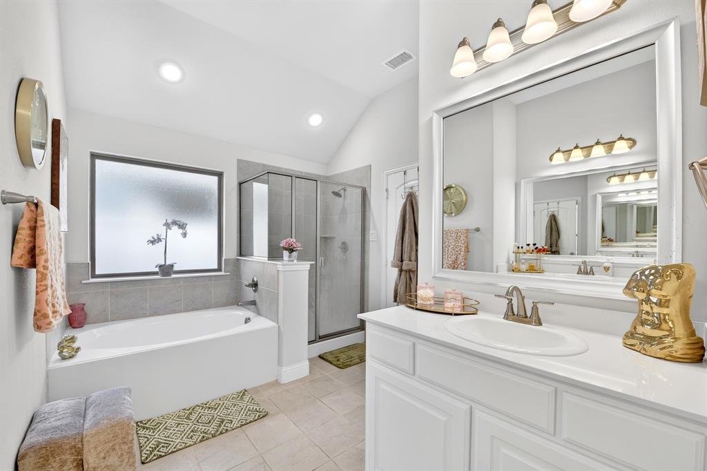 136 Gleeson Drive Red Oak, TX 75154 - Photo 31 of 40 a bathroom with a tub sink and mirror