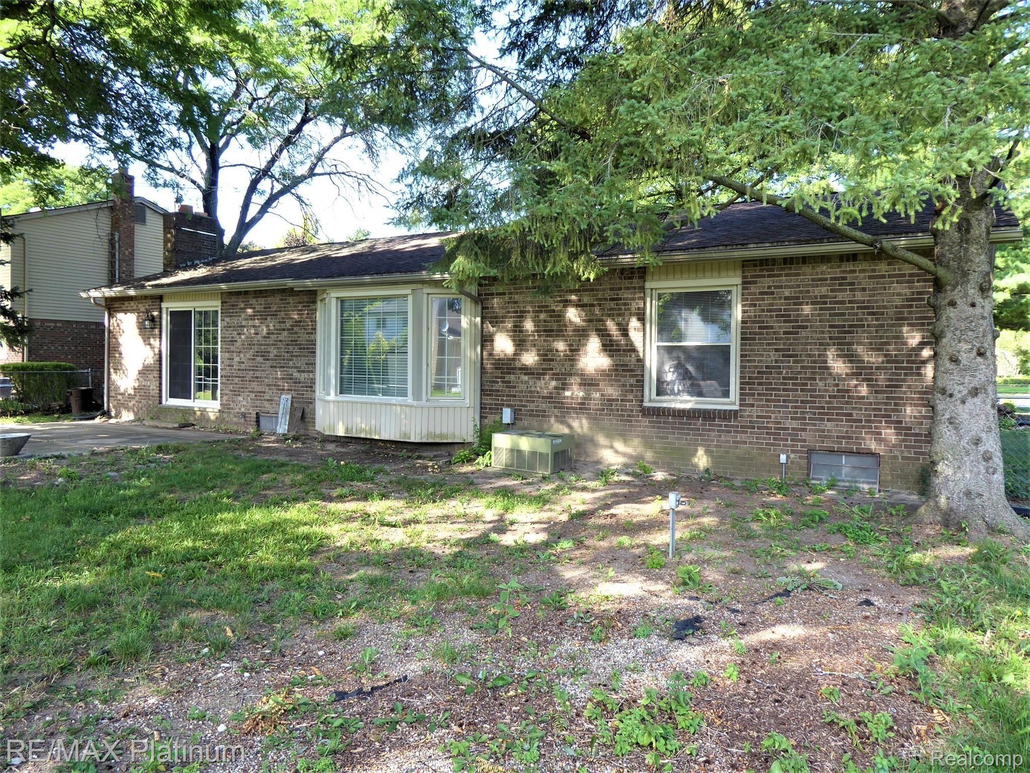 18678 Gill Road Livonia, MI 48152 - Photo 14 of 15 Rear