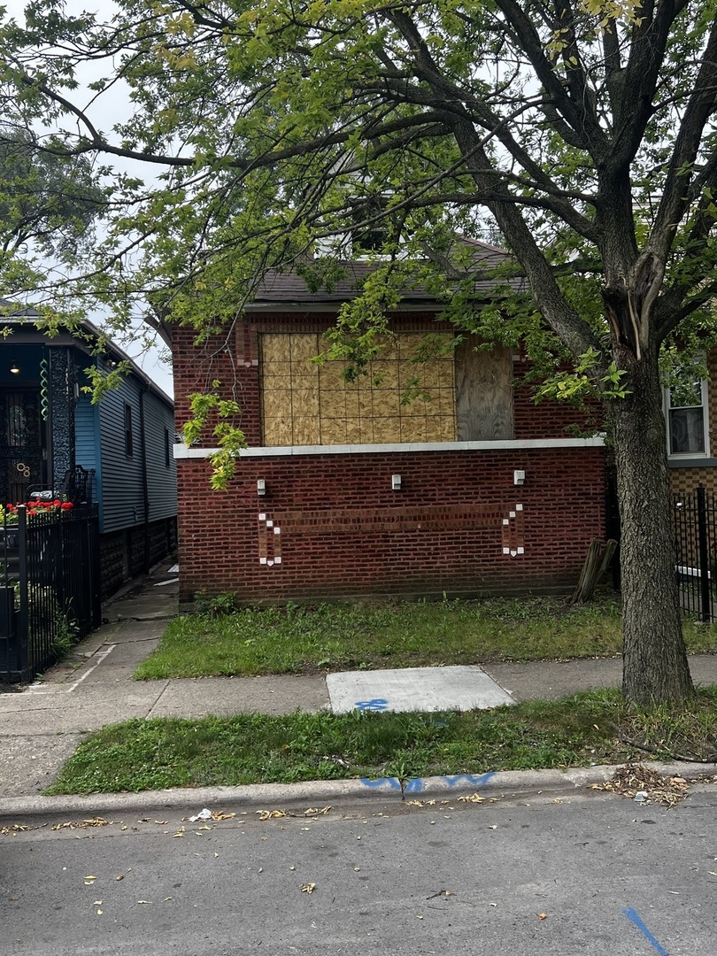 a view of backyard with a barn and trees