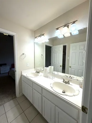 a very nice looking room with a ceiling fan