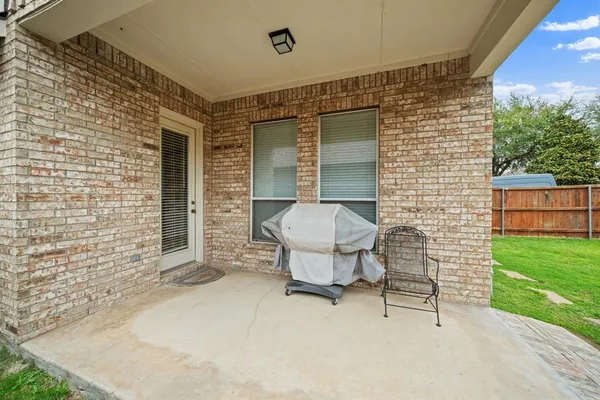 a view of a house with backyard and porch