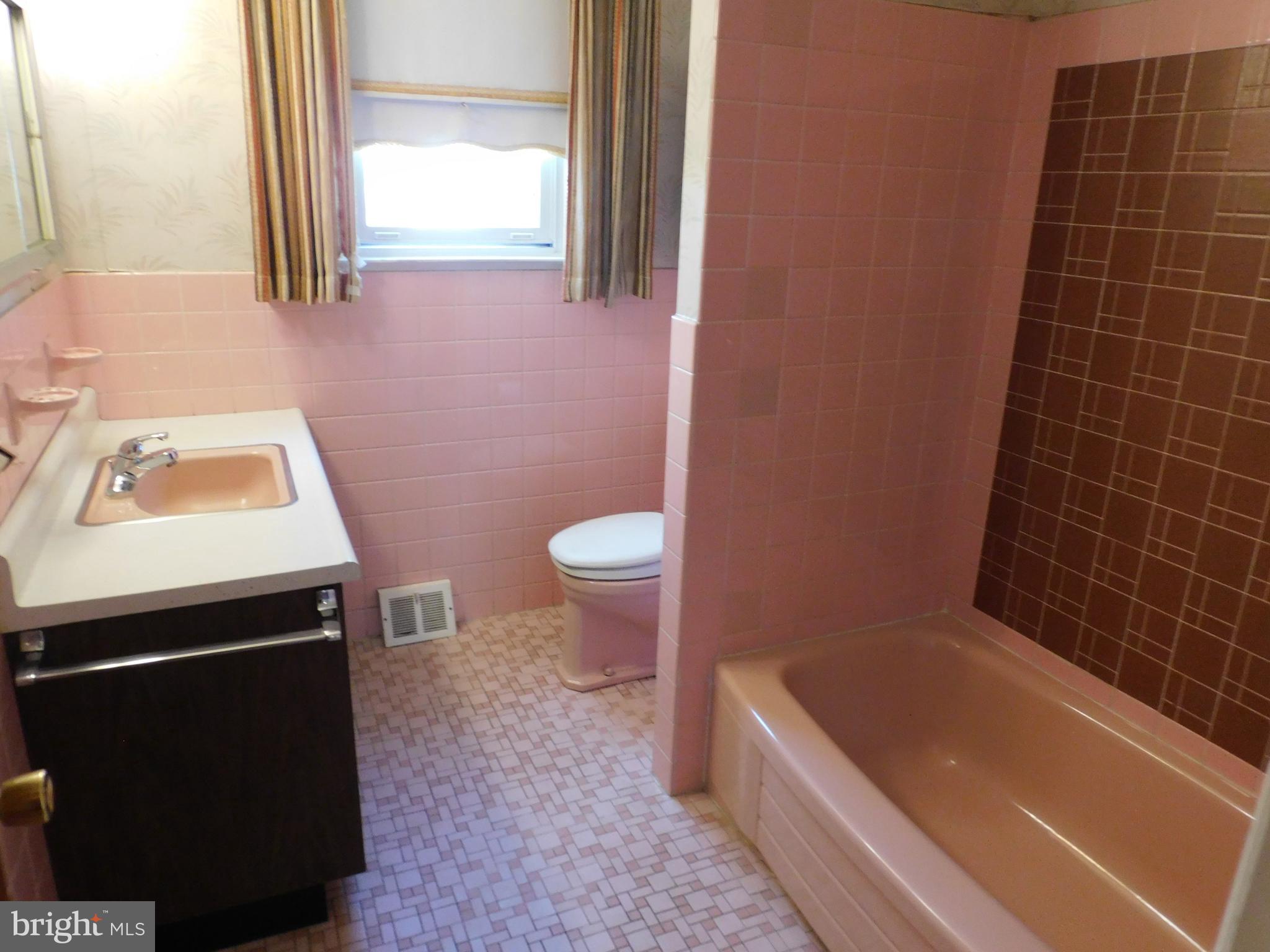 723 Charette Road Philadelphia, PA 19115 - Photo 21 of 25 3 piece ceramic hall bath